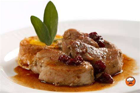Plato de medallones de lomo en salsa con guarnición