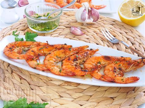 Plato de langostinos a la plancha con limón y perejil