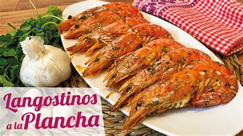 Langostinos dorándose en una plancha con ajo y perejil