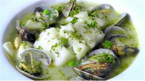 Ingredientes frescos para bacalao con almejas
