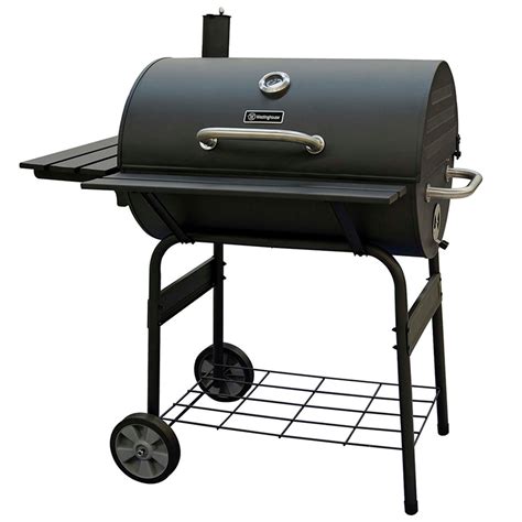 Barbacoa de barril grande en un jardín