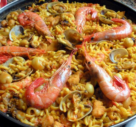 Fideuá de marisco con rape, almejas y langostinos