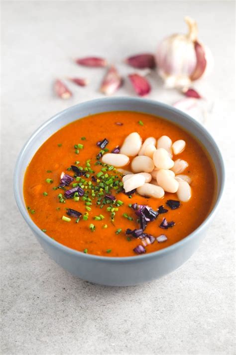Sopa vegana de alubias y tomate con hierbas frescas