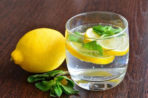 Vaso de agua de alcachofa con rodajas de limón