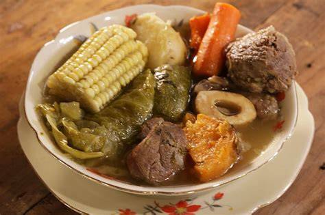 Caldo de puchero caliente en una taza