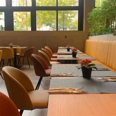 Interior de restaurante con mesas y clientes