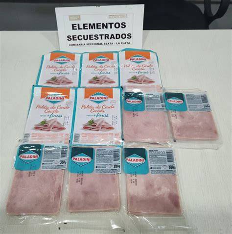 Paquetes de jamón inflados en un supermercado
