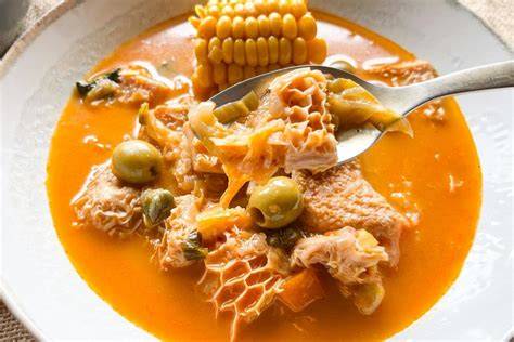 Plato servido de sopa de mondongo