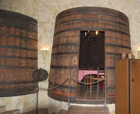 Interior histórico de la Bodega de Don Gil con sus toneles antiguos