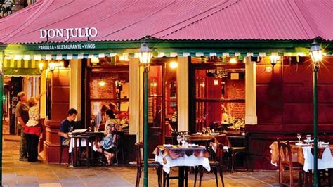 Vista exterior e interior de la Parrilla Don Julio en Palermo