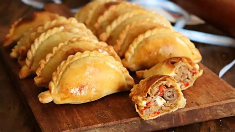 Empanadas criollas argentinas servidas en una mesa de parrilla