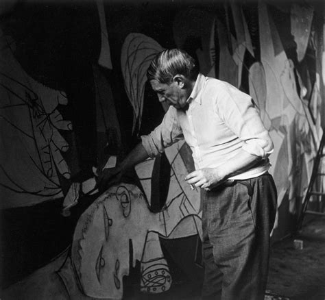 Pablo Picasso trabajando con pasteles al óleo