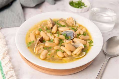 Plato de alubias blancas con almejas