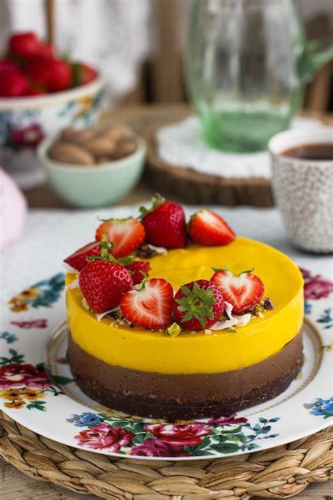 Tarta de mango y chocolate decorada