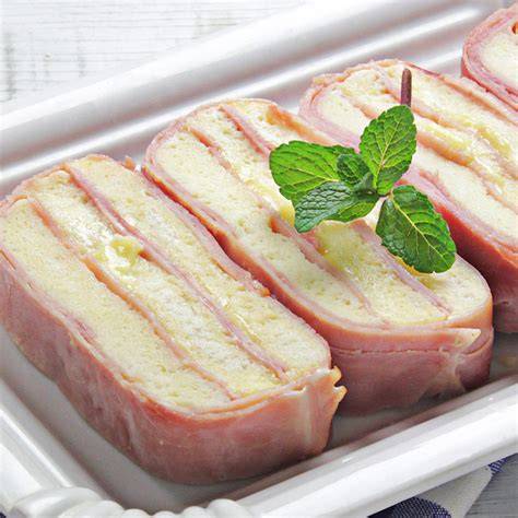 Torta de queso y jamón en un molde