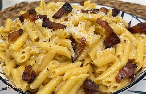 Macarrones en salsa cremosa de carbonara