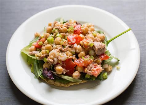 Ensalada de garbanzos con atún y vegetales