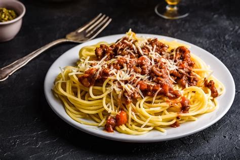 Espaguetis con salsa boloñesa y queso parmesano