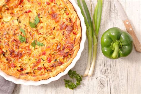 Quiche vegana recién horneada
