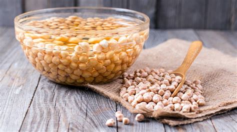 Garbanzos en remojo antes de cocinar