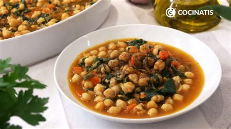Garbanzos con verduras servidos en un plato hondo