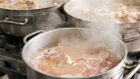 Carne de cerdo dorándose en la olla