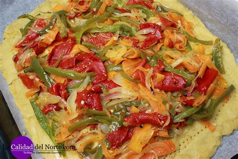 Coca de verduras horneada con rúcula y anchoas