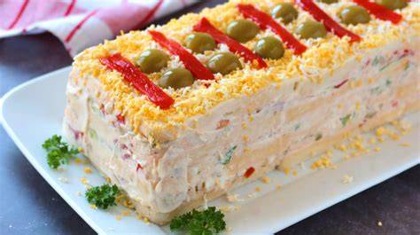 Pastel frío de atún con pan de molde cortado