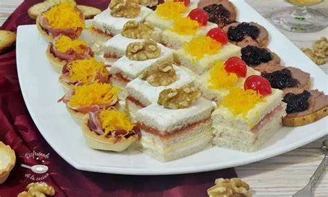 Surtido de canapés variados con pan de molde