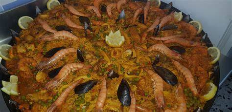 Interior de Asador y Freiduría La Góndola con clientes