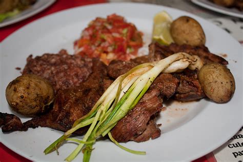 Plato de asado de picuro con guarnición
