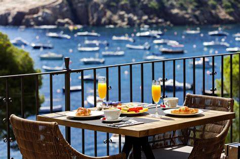 Desayuno buffet con vistas al mar