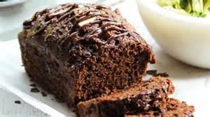 budín de chocolate saludable servido en rodajas
