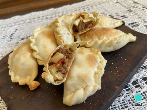 Variedad de empanadas de papa con curry