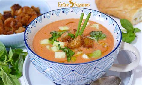 Gazpacho suave servido en vaso con picatostes