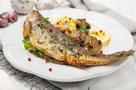 Trucha al horno con cebolla y beicon lista para servir