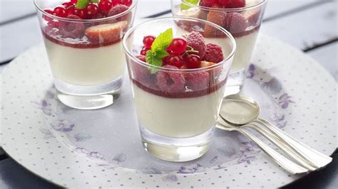 Mousse de chocolate blanco en copas decorada con frutos rojos