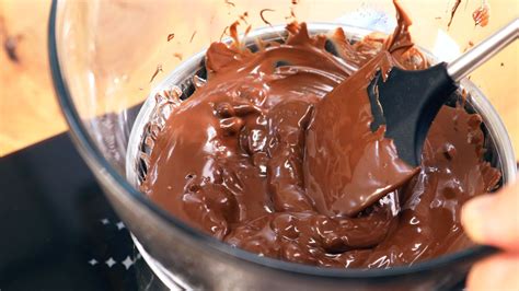 Proceso de fundir chocolate al baño maría