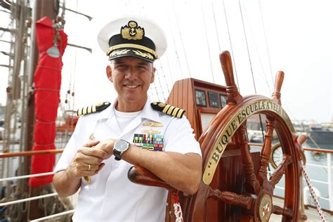 Capitán del Karim Allah junto a la tripulación