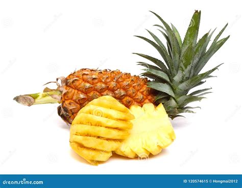 Piña entera y cortada