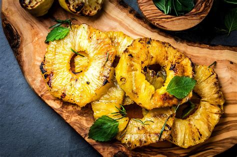 Piña asada en la parrilla