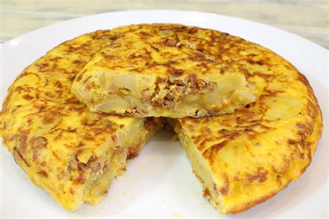 Tortilla de patata con chorizo y pimiento