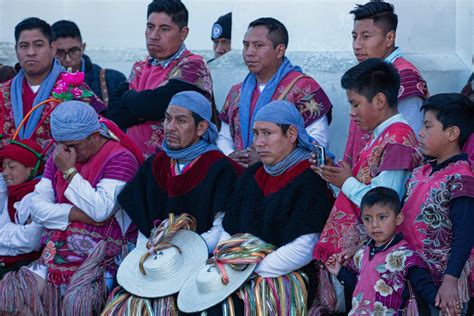 Indígenas Mayas Tzotziles en procesión con sus atuendos tradicionales