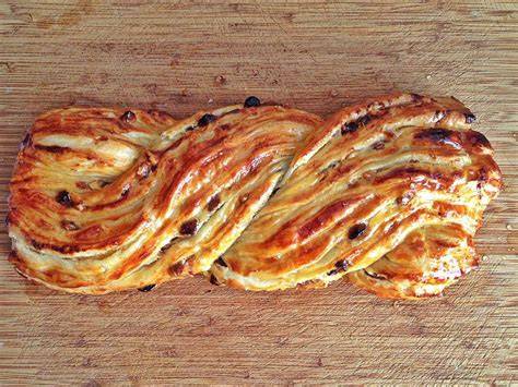 Trenza de hojaldre de turrón terminada