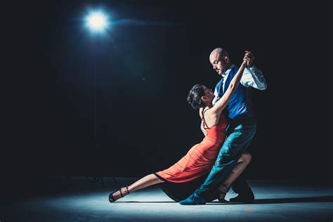 Parejas bailando salsa en un salón
