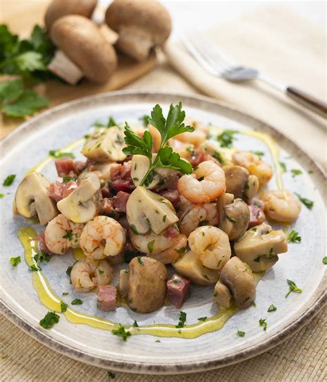 Champiñones frescos y gambas