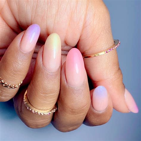 tendencias en manicura lila pastel: baby boomer, skittle nails, flores, swirl, marble nails