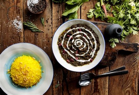 Qormeh Sabzi servido con arroz Basmati