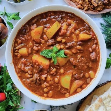 Abgoosht tradicional servido en un dizi