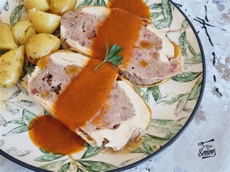 Pollo relleno en rodajas con salsa y guarnición